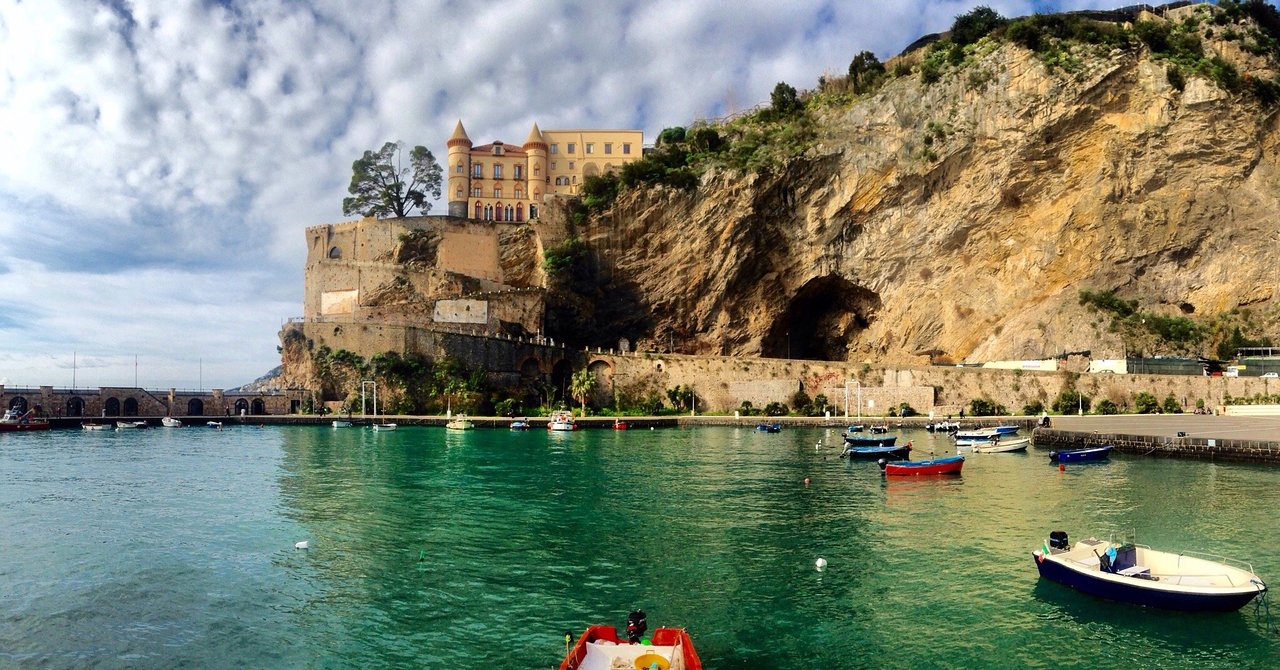 Maiori, Costa d'Amalfi — il porto e la scogliera